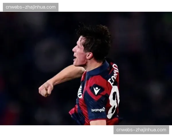 博洛尼亚小将法比安打入意甲处子球后，与看台上父亲隔空相拥