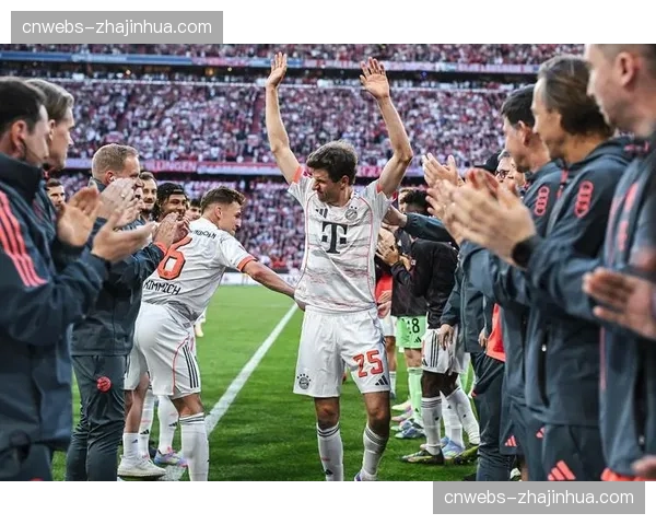 特写:终场哨响,老将穆勒独自向客场拜仁球迷看台致意 特写:终场哨响,老将穆勒独自向客场拜仁球迷看台致意